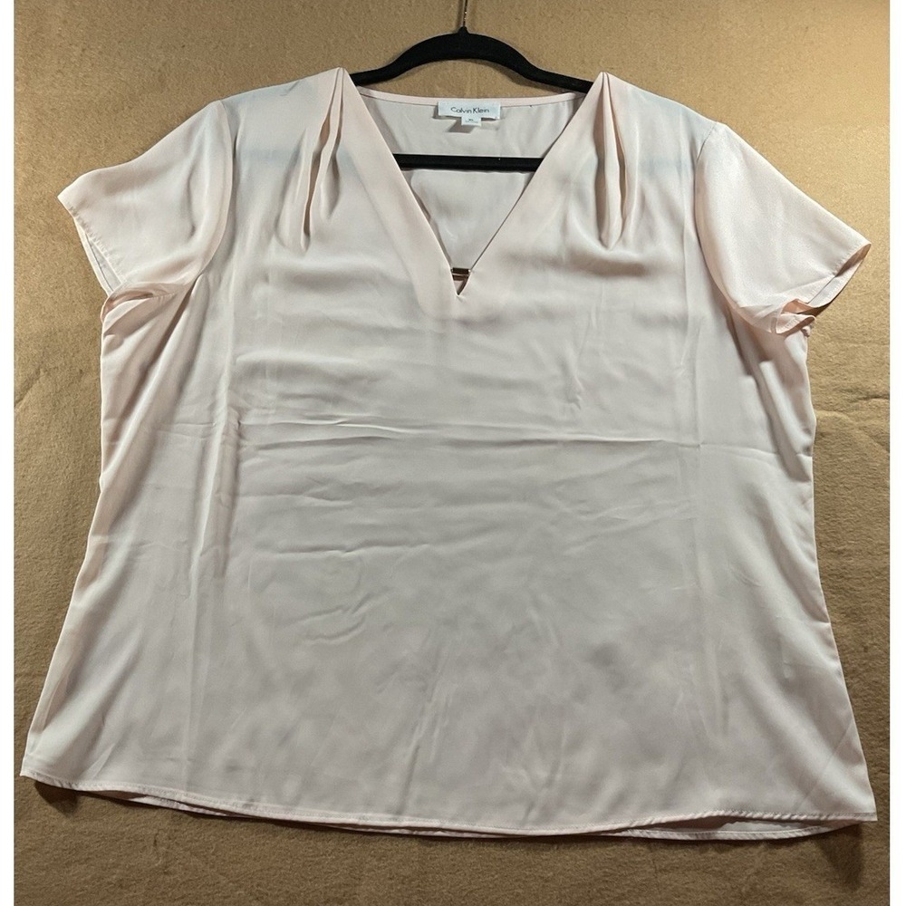 Calvin Klein Womens XL Light Pink V-Neck Short Sleeve Blouse Gold Bar Detail Top